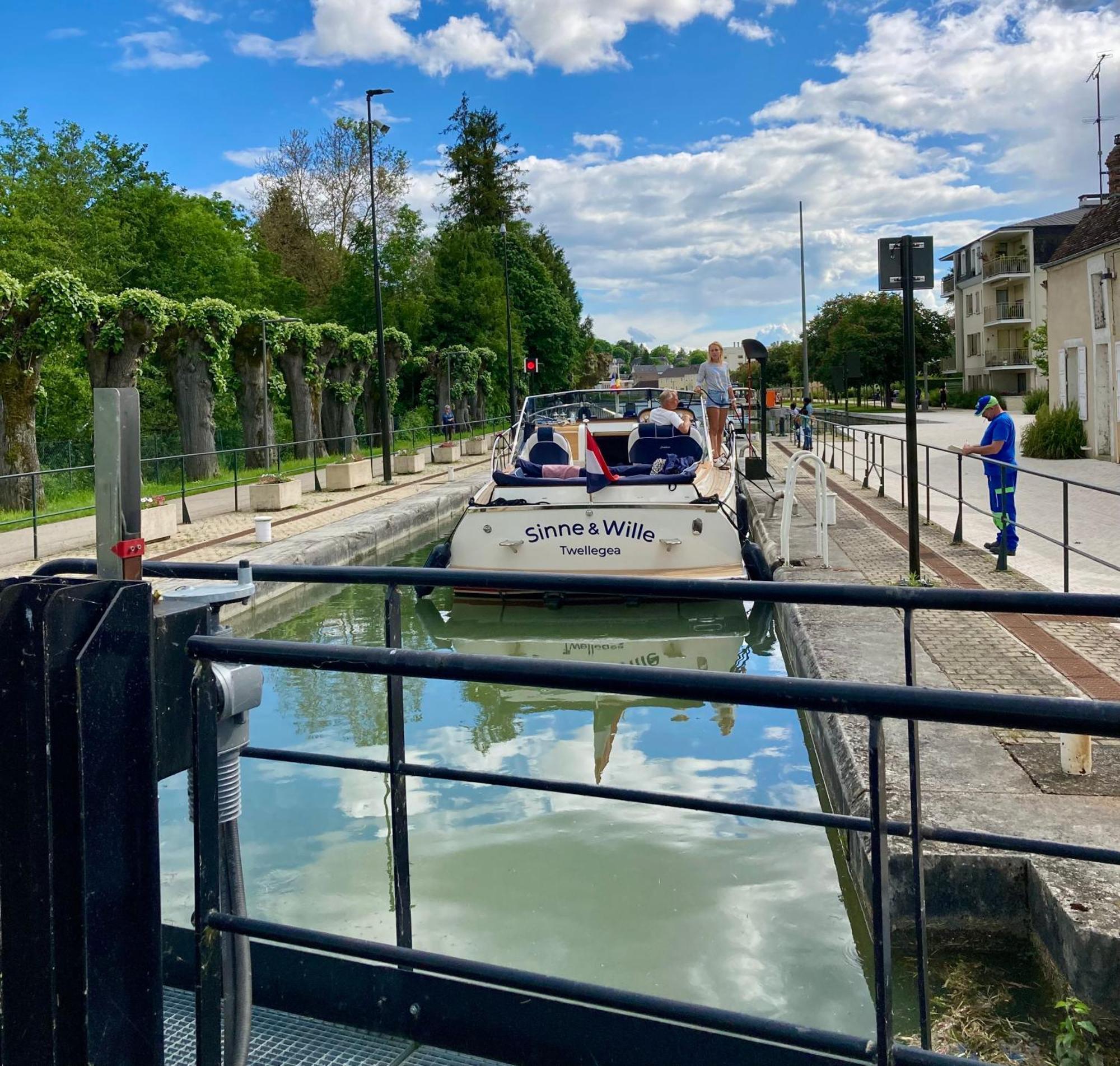 La Maison Virginie Appartements Climatises De 1 A 5 Pers Cosy Hyper Centre Cour Parking Linge Fibre Proximite Port Lac Canal Piscine Montargis Exterior foto